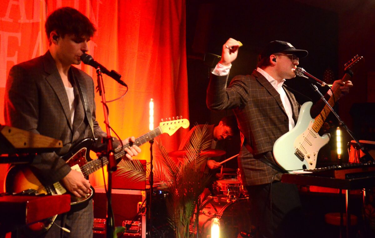 "Yacht Pop" zwischen Palmen und Effektpedalen in der Weidener Sünde