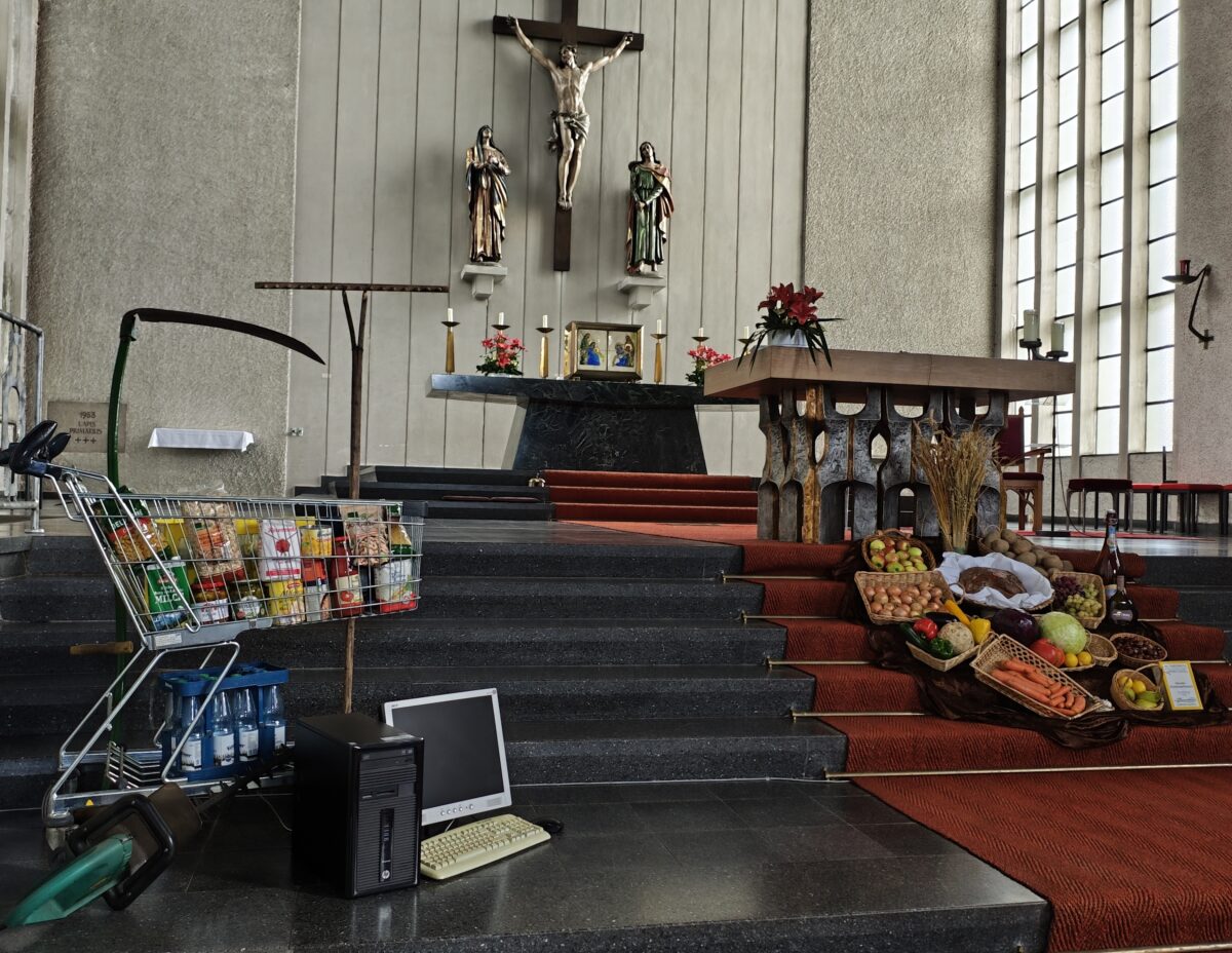 Moderner Erntedankaltar verbindet Glauben und Alltag in Weiden