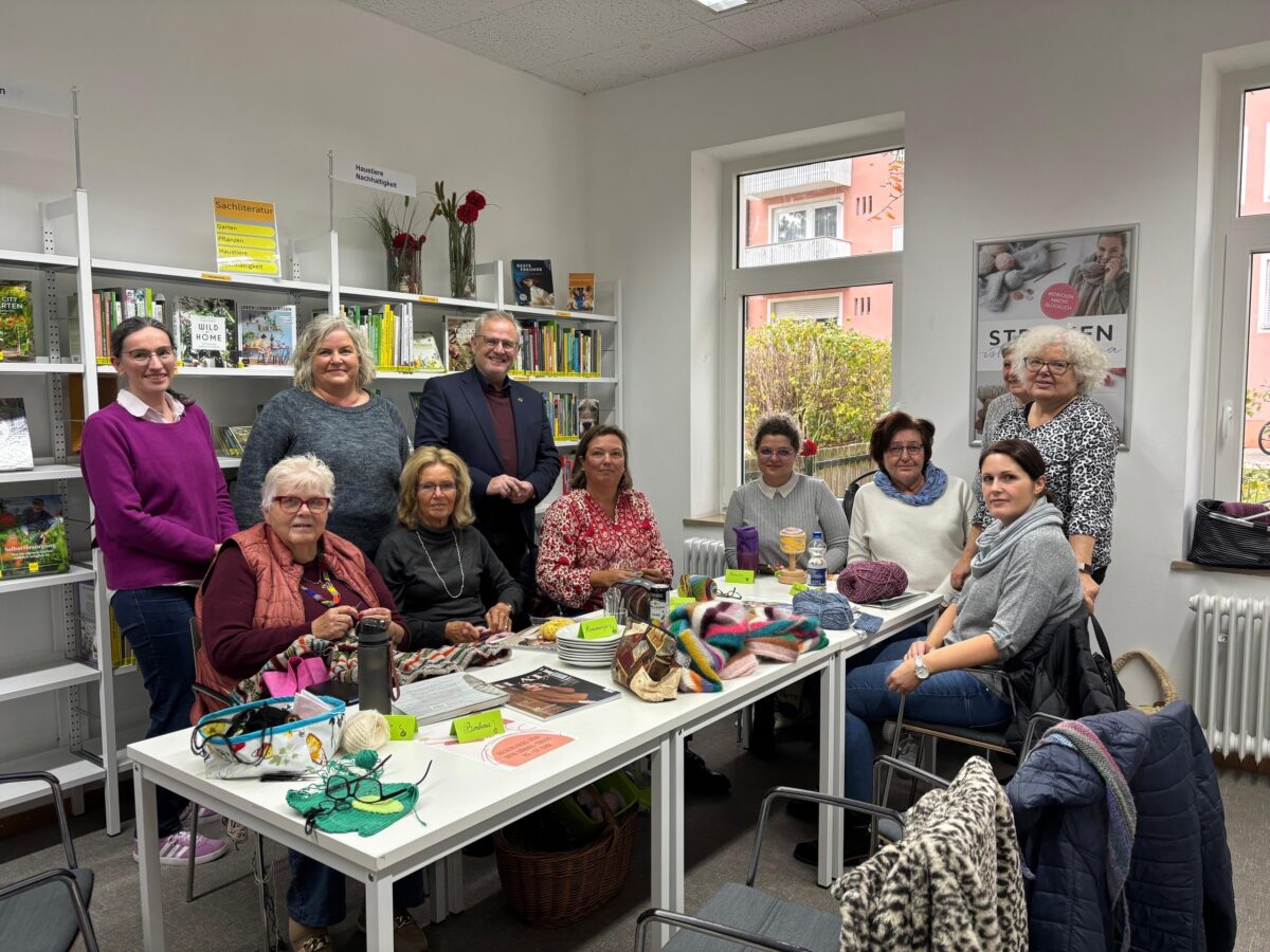Oberbürgermeister Feller besucht Strick- und Häkeltreff in Schwandorf