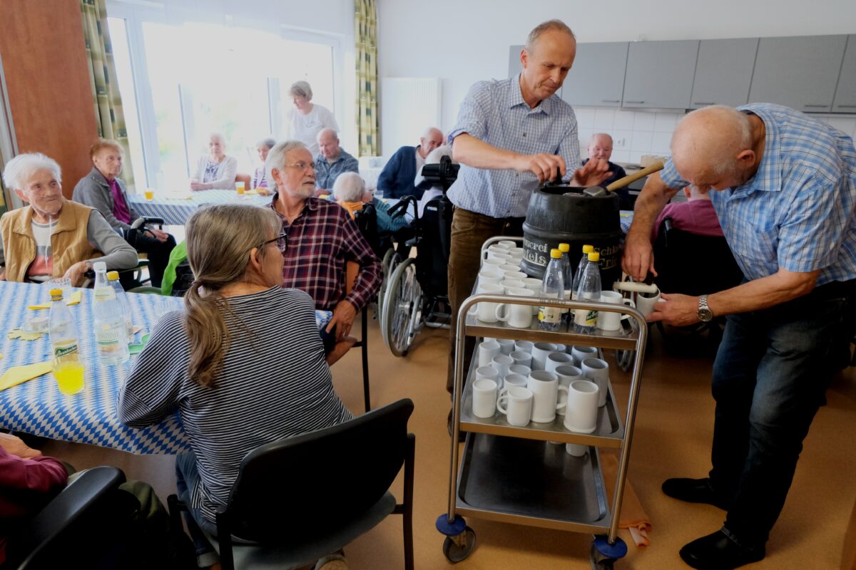 Oktoberfest stärkt Gemeinschaft im Seniorenheim in Floß