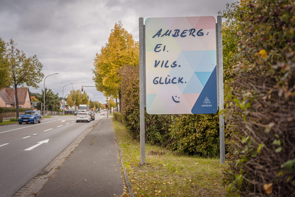 Persönliche Eingangstafeln heißen Besucher in Amberg willkommen