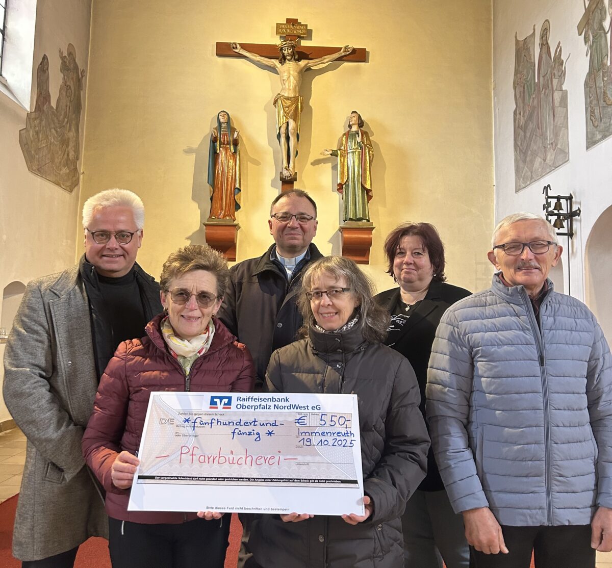 Pfarrgemeinderat spendet 550 Euro an Bücherei in Immenreuth