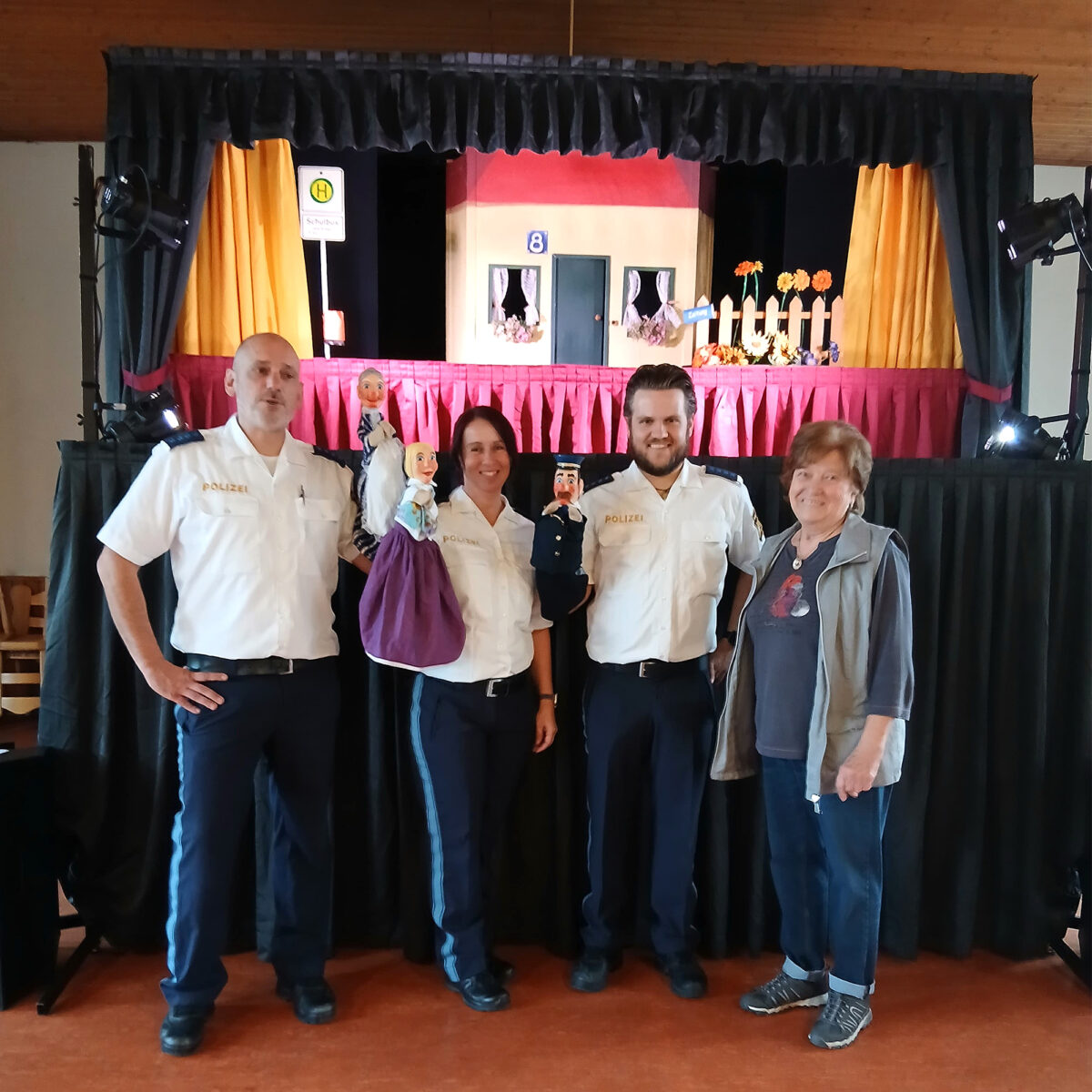 Polizeipuppenbühne klärte mit „Oma Erna“ über Betrugsmaschen auf