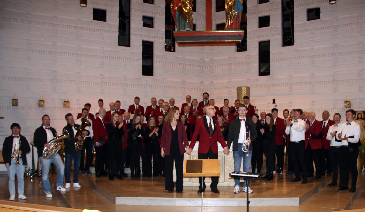 Herbstkonzert vereint Chorgesang und Bläserklang in vollbesetzter Pfarrkirche