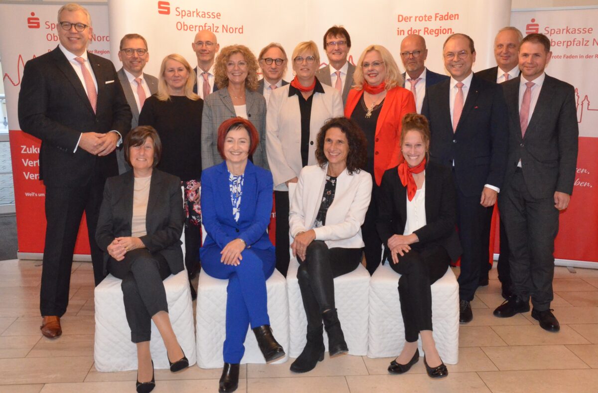 Sparkasse Oberpfalz Nord ehrt Jubilare und verabschiedet Ruheständler