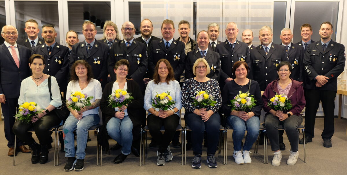 Staatliche Ehrung für elf Feuerwehrleute in Speinshart und Tremmersdorf