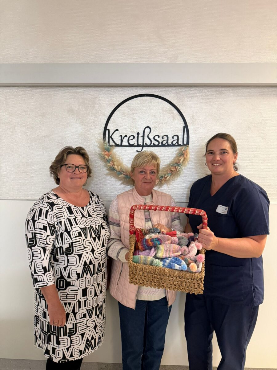Strickrunde aus Neustadt spendet 120 Babymützchen an das Klinikum Weiden