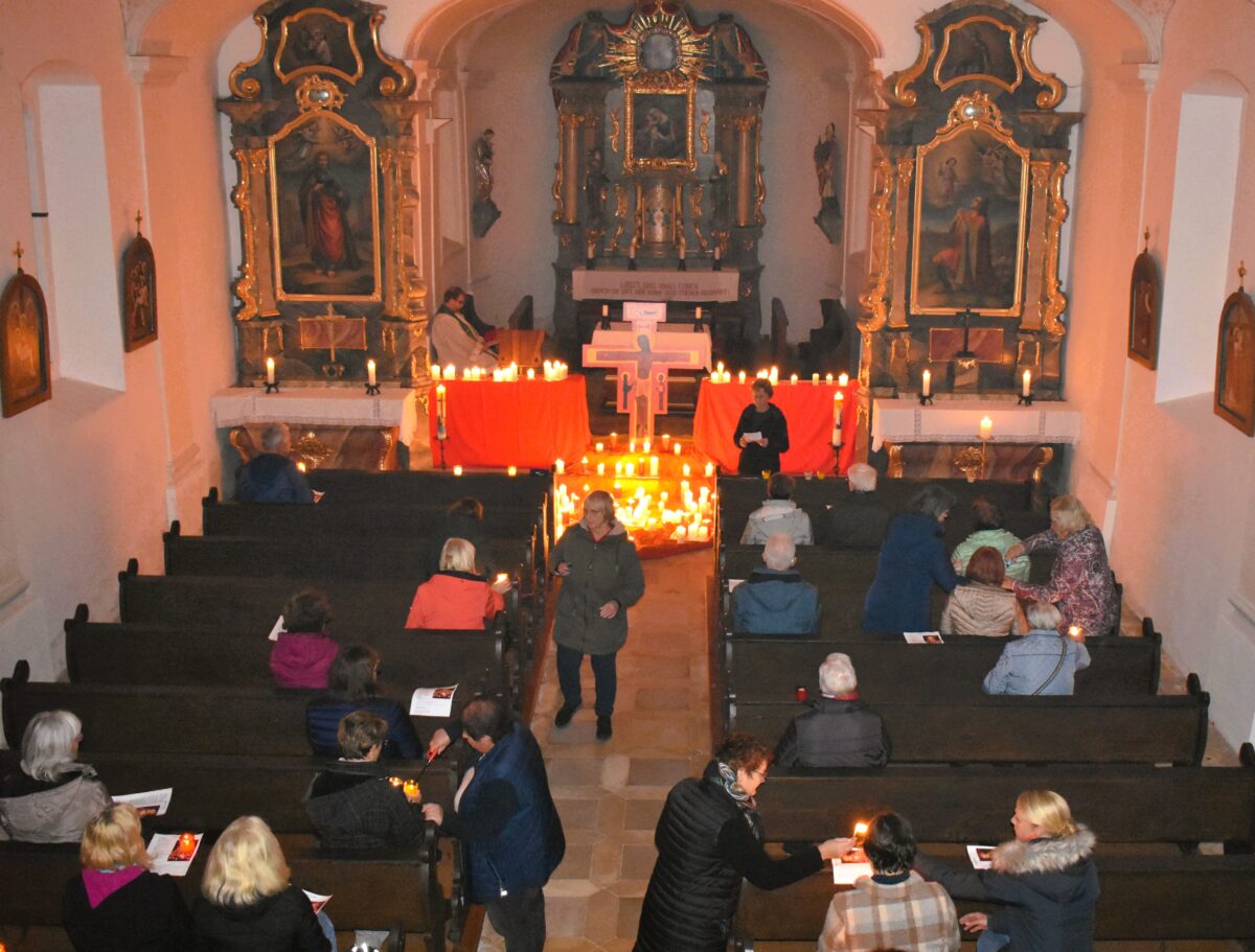 Taizé-Gebet in Grafenwöhr: "Im Dunkel unsrer Nacht entzünde das Feuer"