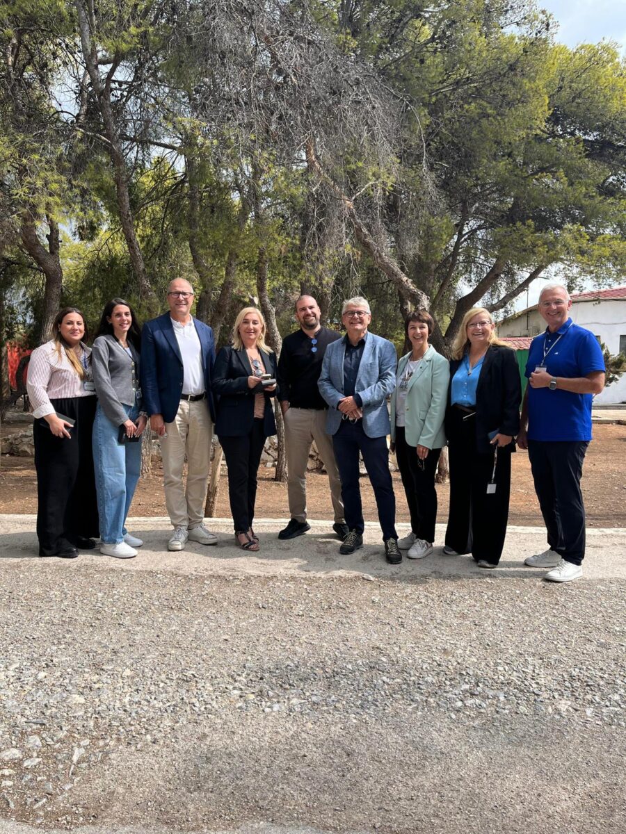 FREIE WÄHLER besuchen Schisto-Flüchtlingszentrum in Athen