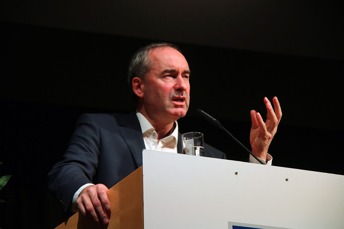 Aiwanger verleiht Staatsmedaille an Oberpfälzer aus Lappersdorf und Wackersdorf