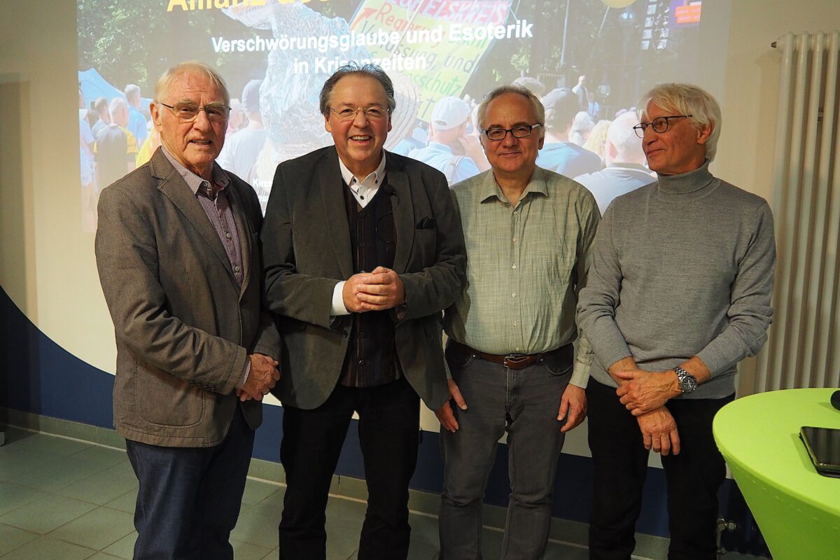 Verschwörungsglaube und Esoterik bedrohen Demokratie in Weiden