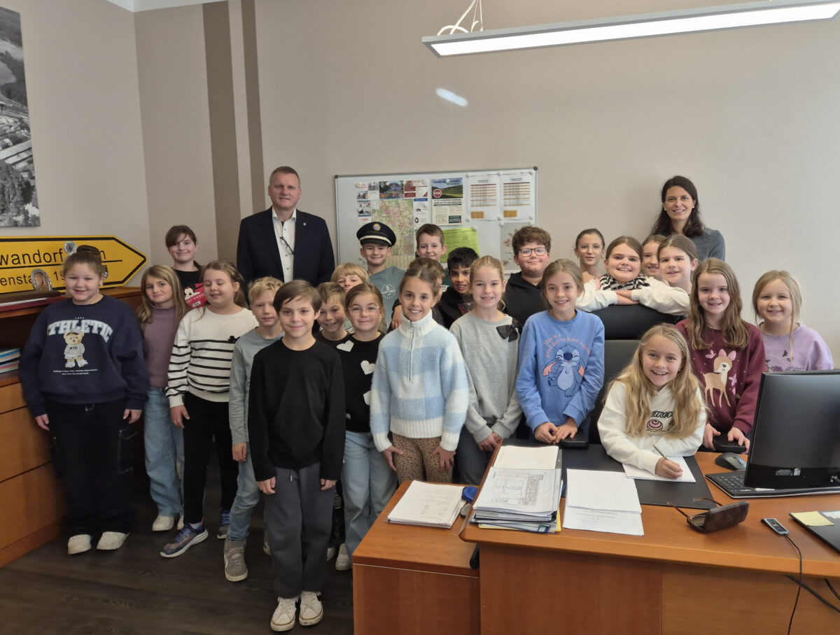 Viertklässler erkunden das Rathaus in Maxhütte-Haidhof