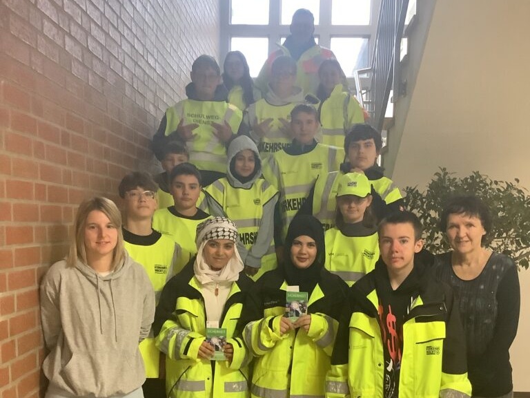 Neue Schülerlotsen erhöhen Schulwegsicherheit in Pressath