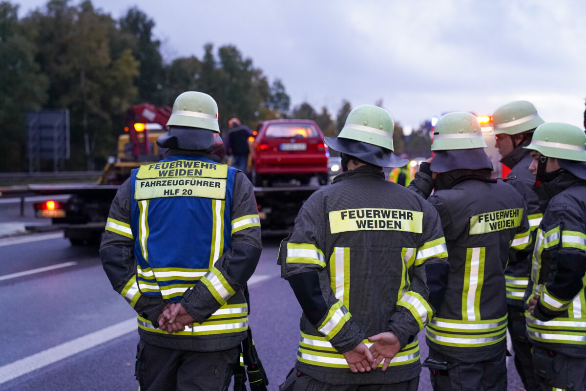 Tödlicher Unfall auf der A 93 bei Weiden - Frau (42) stirbt, zwei weitere Verletzte