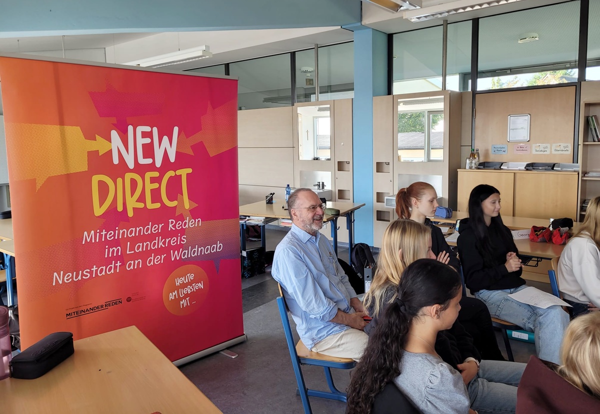 Neustadts Bürgermeister Giering im Gespräch mit der Klasse M9 der MGS Eschenbach