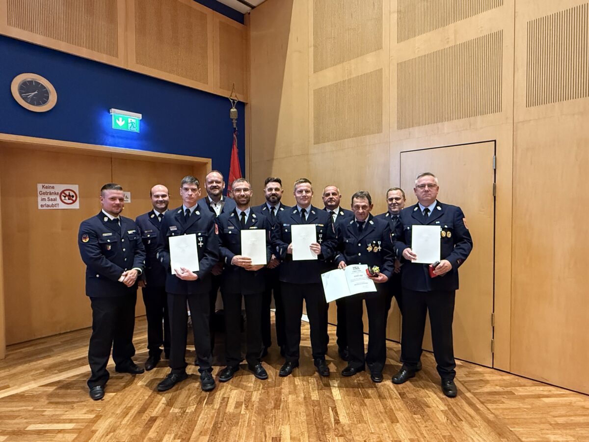 Fünf Feuerwehrleute und zwei Firmen beim Ehrenabend in Neustadt ausgezeichnet