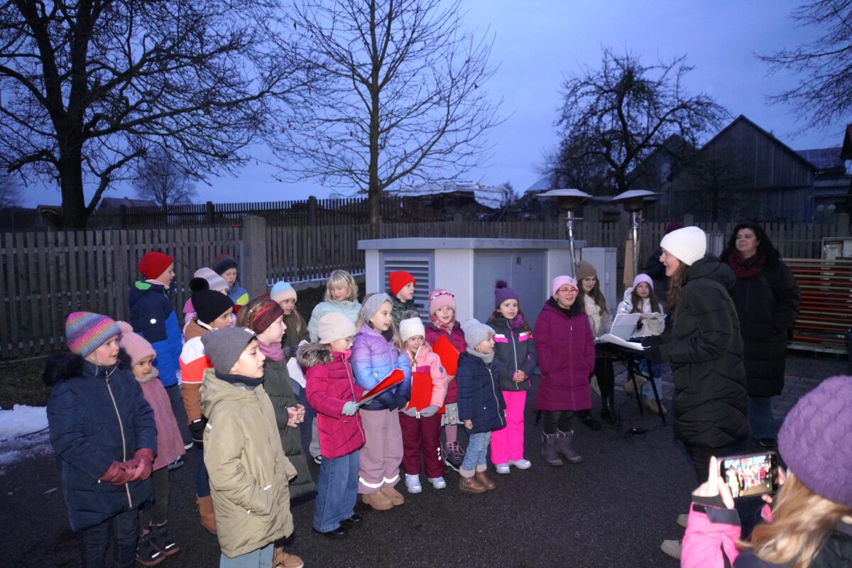 Junge Stimmen verzaubern den Hostauplatz – Adventsmarkt in Waldthurn begeistert Besucher