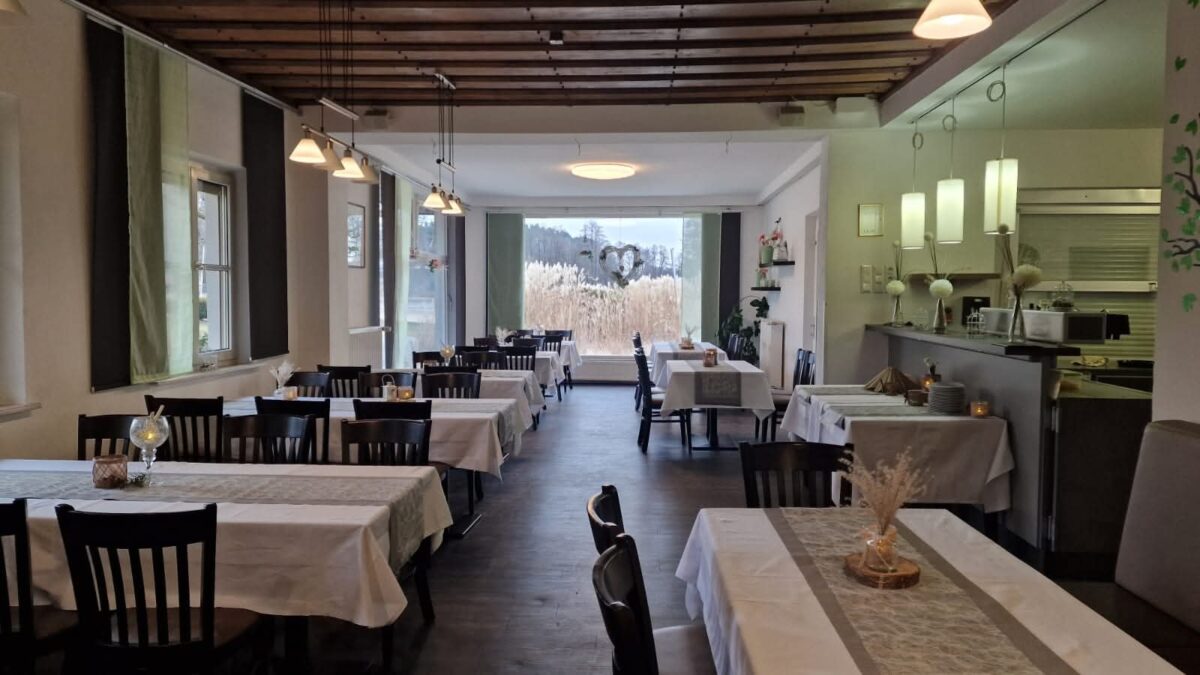 Nikolaus besucht das Schätzlerbad in Weiden