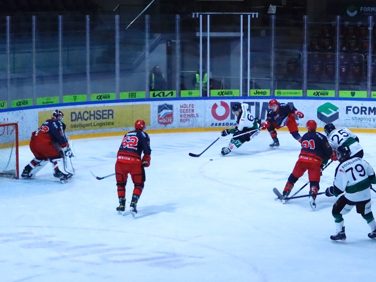 EHC Stiftland-Mitterteich feiert beim Spitzenreiter einen sensationellen Sieg