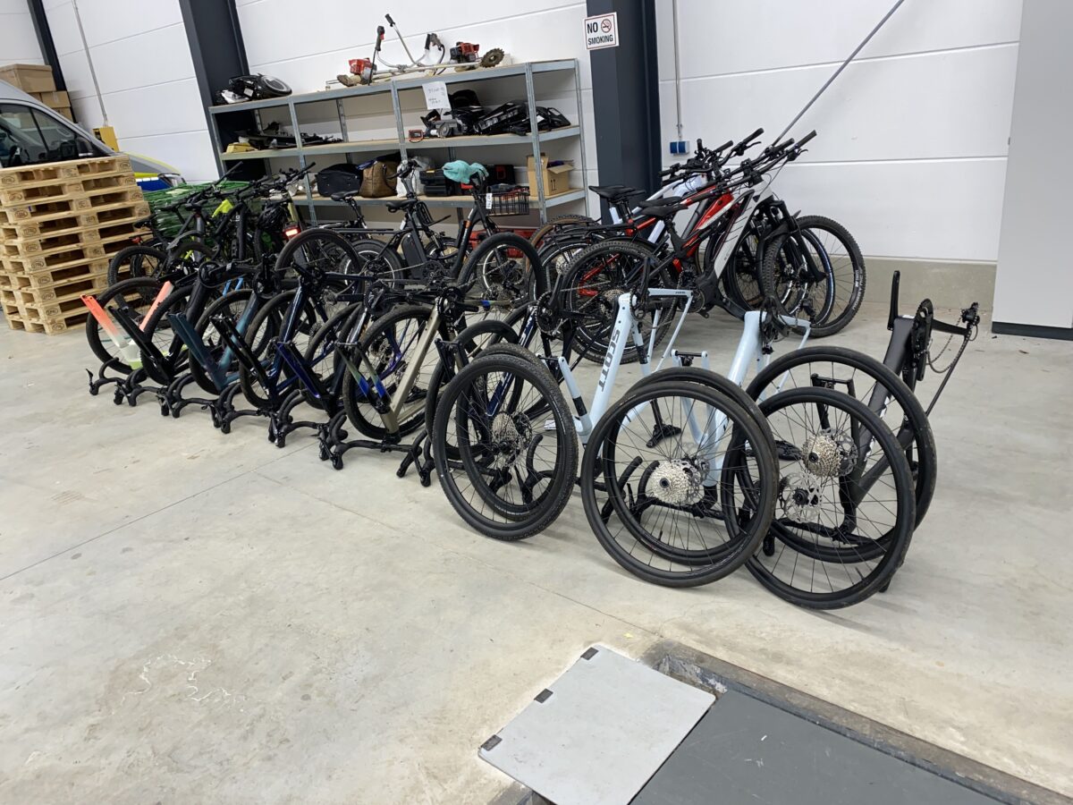 Schleierfahnder finden zehn gestohlene Rennräder auf Autobahn A6 bei Pleystein