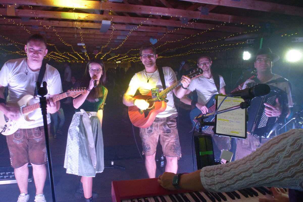 Kirwaauftakt in Kaltenbrunn: 20-Meter-Baum und Partystimmung