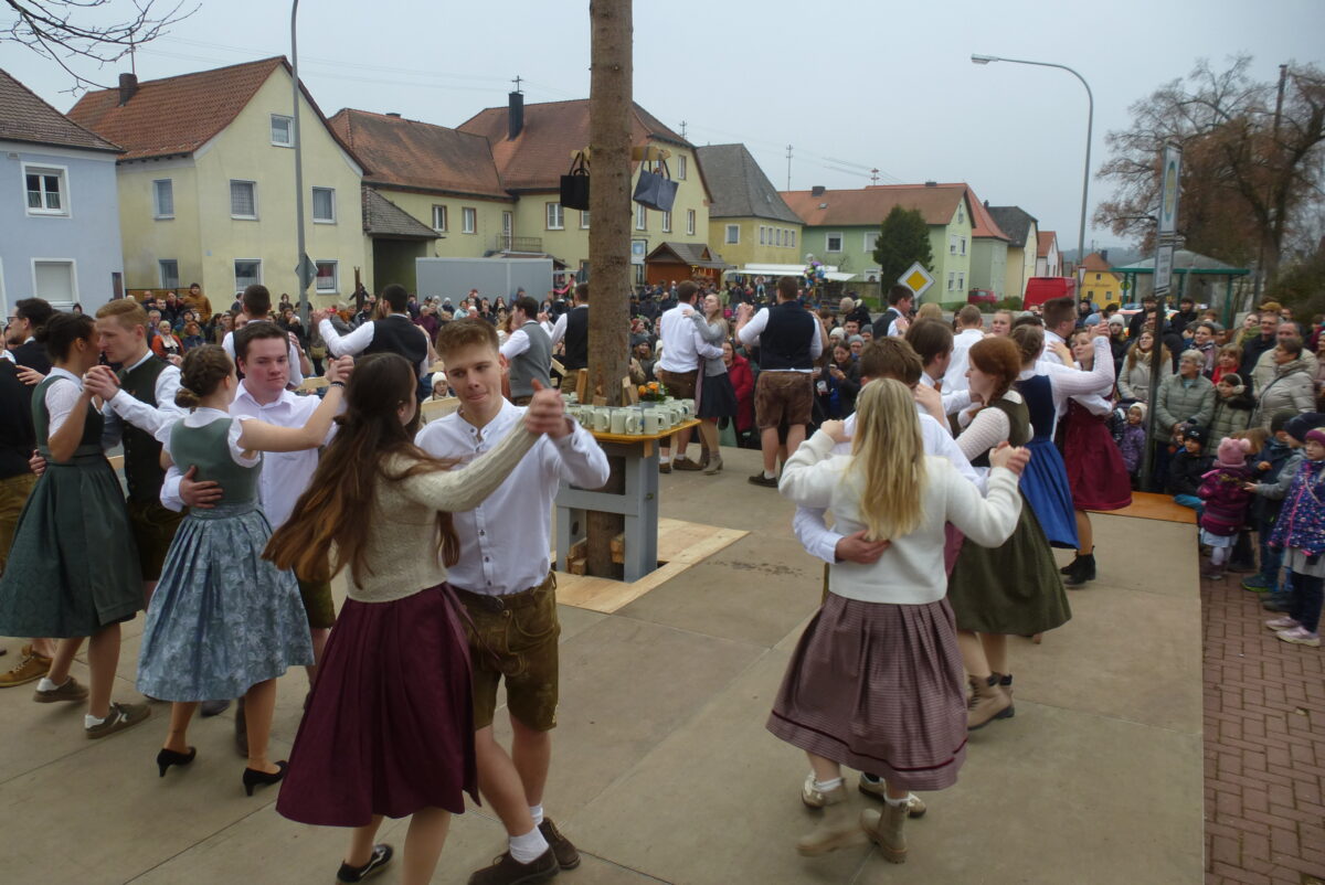 Kirwabär-Premiere und 18 Paare in Kaltenbrunn