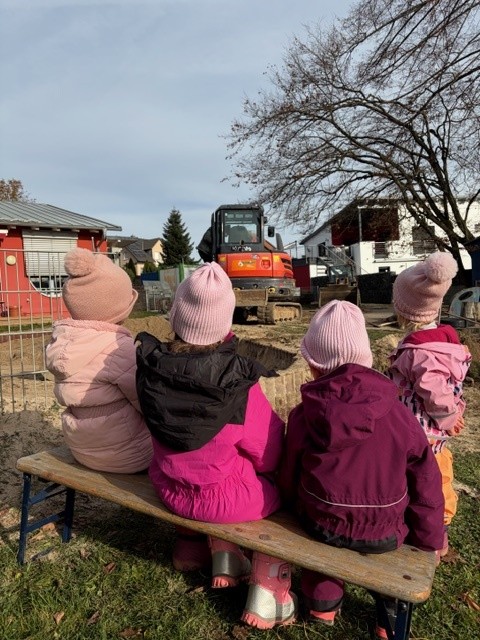 Neue Spielgeräte für Johanniter-Kindergarten in Theisseil