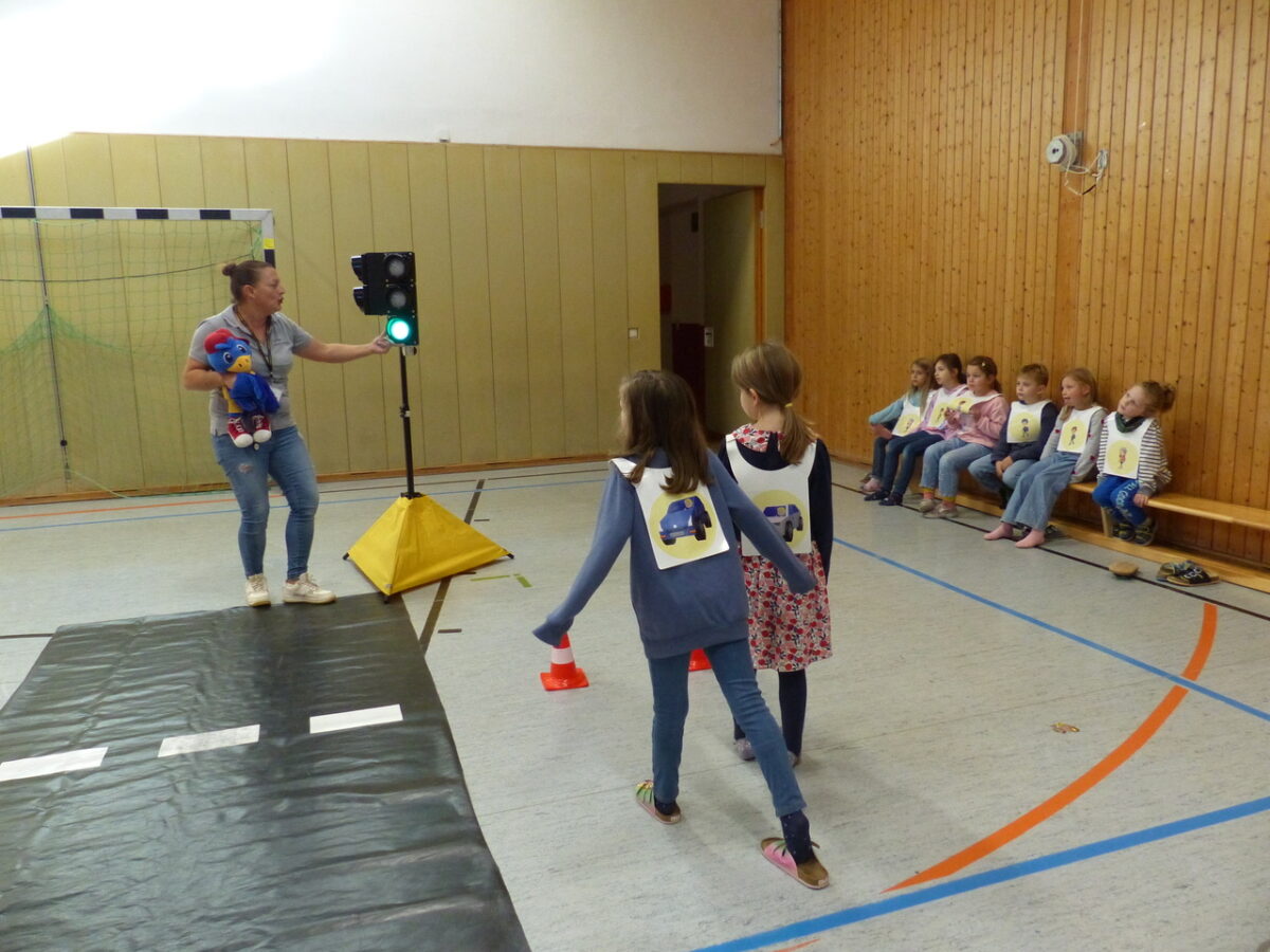 ADAC sensibilisiert Kinder in Leuchtenberg für den toten Winkel