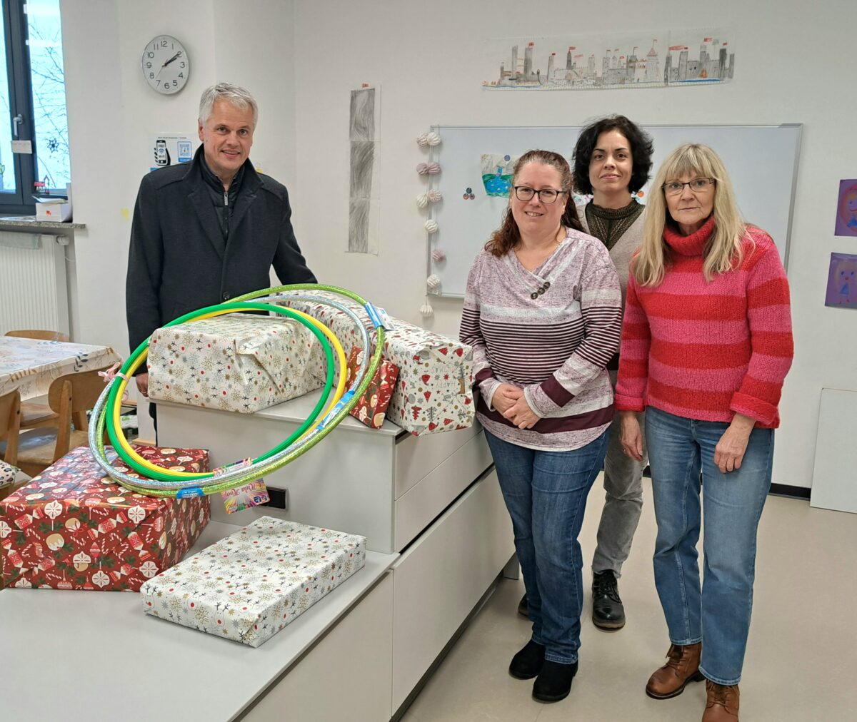 Vorweihnachtliche Freude: AWO Flossenbürg beschenkt Kinder der Mittagsbetreuung