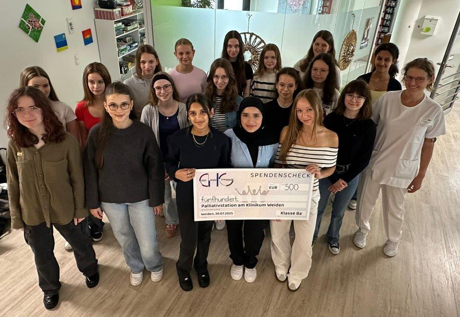 Achtklässlerinnen spenden 500 Euro für Palliativstation in Weiden