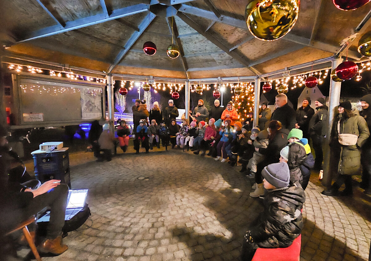 Adventsbeginn mit Weihnachtsgeschichte begeistert Kinder in Etzenricht