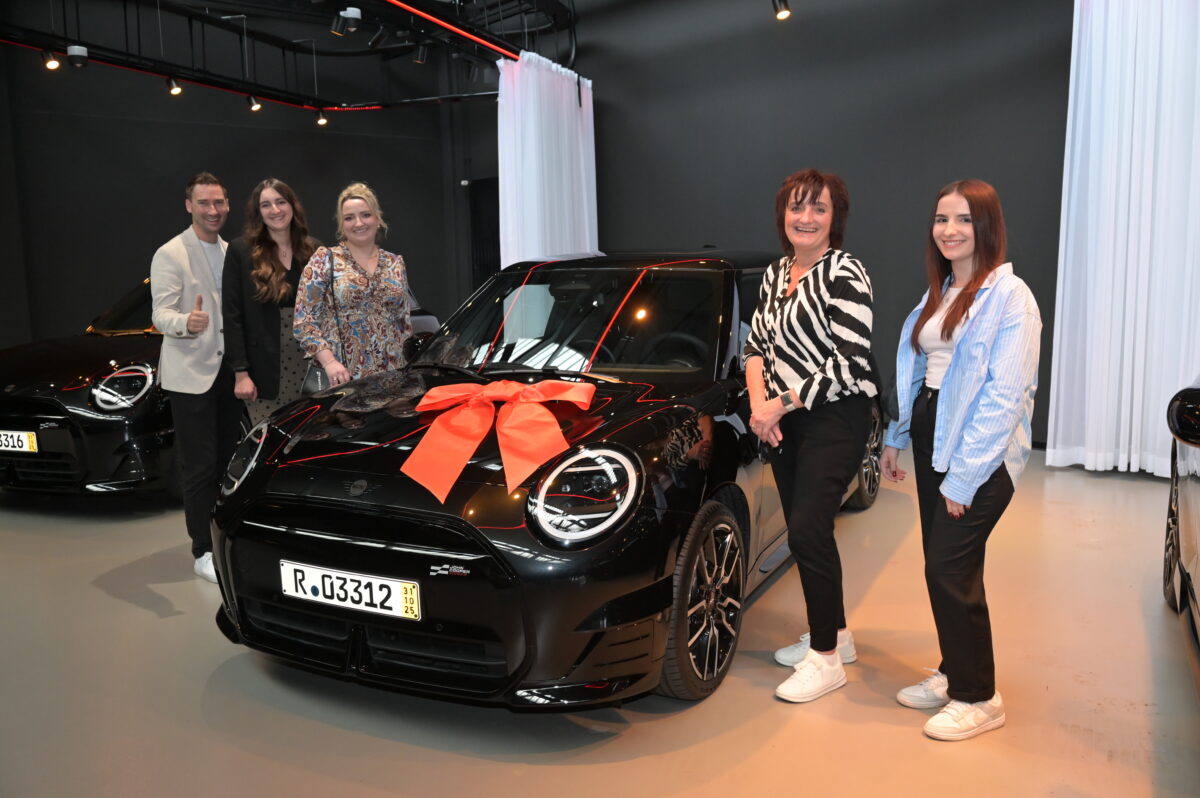 Andrea Mack gewinnt MINI Cooper SE beim Gewinnsparen in Tirschenreuth