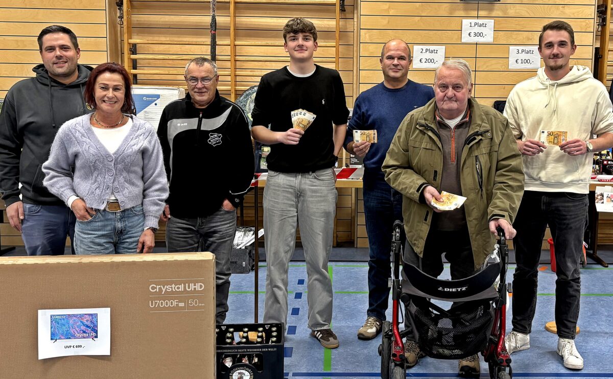 Erfolgreiche Kartler gewannen tolle Preise beim Preisschafkopf des FC Luhe Markt
