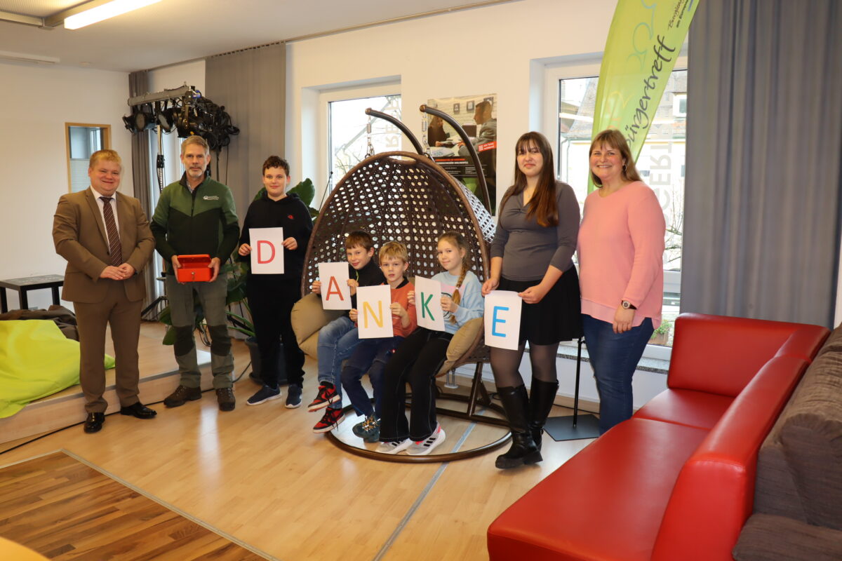 Bayerische Staatsforsten spenden 743,40 Euro für Jugendtreff in Burglengenfeld