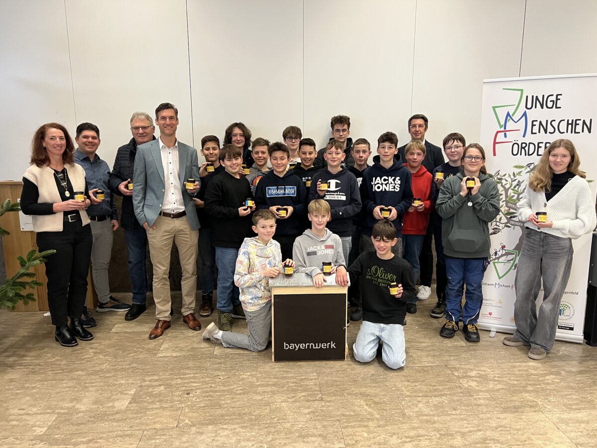 Bayernwerk spendet Bienen-Schaukasten zum zehnten Geburtstag in Burglengenfeld