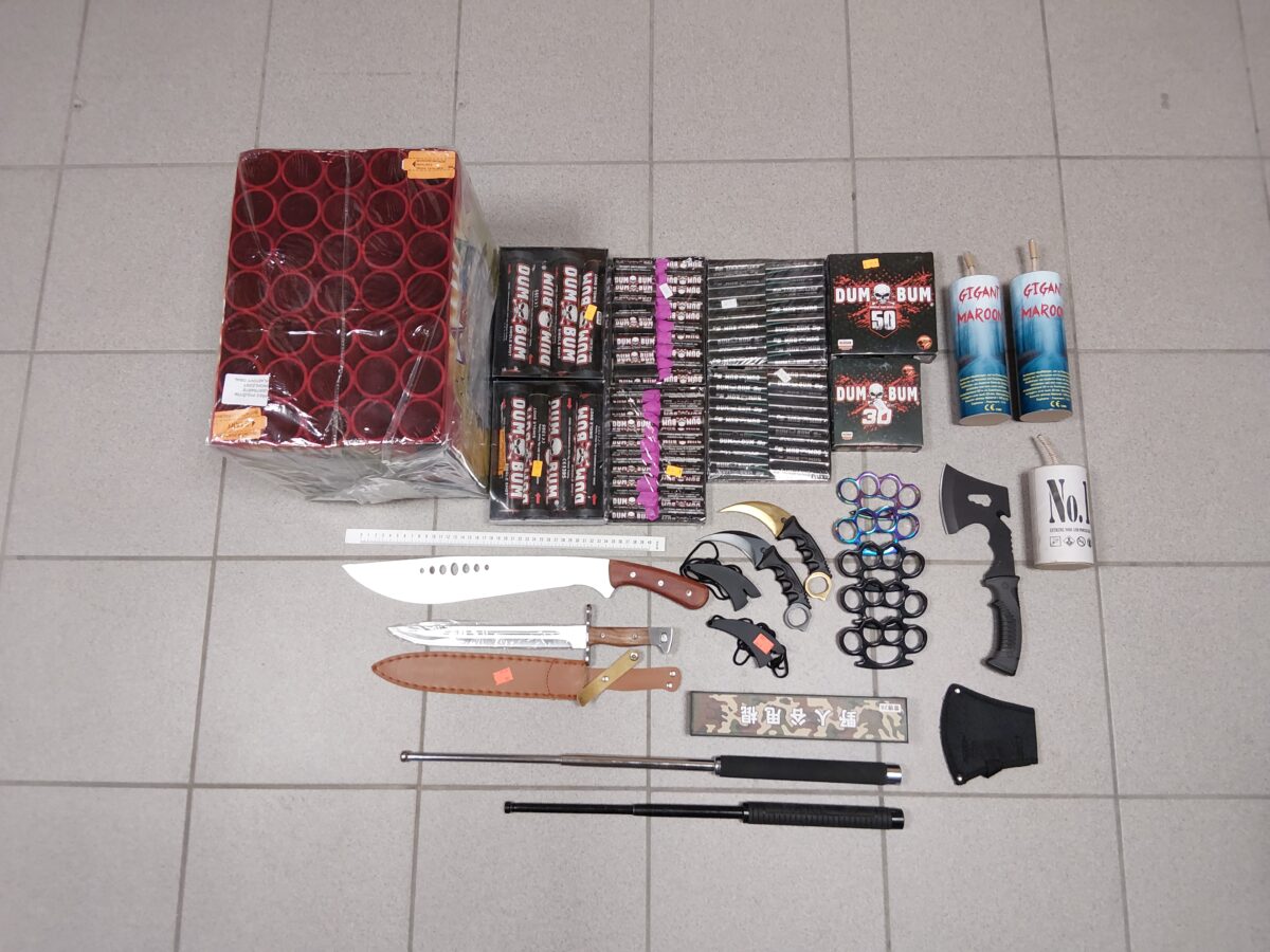 Bundespolizei stoppt Trio mit Pyrotechnik und Waffen in Waldsassen