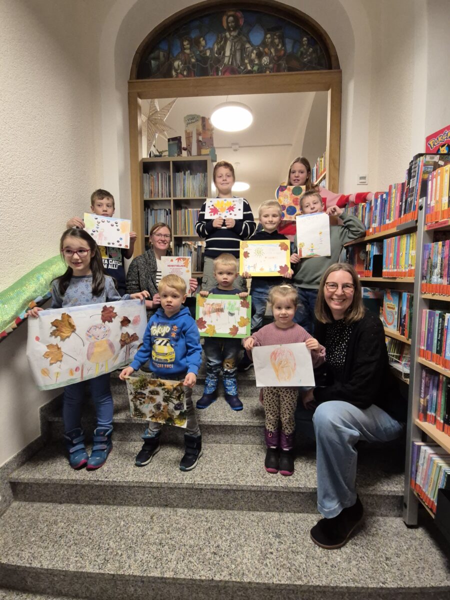 Bunte Herbsthelden schmücken Stadtbücherei in Maxhütte-Haidhof