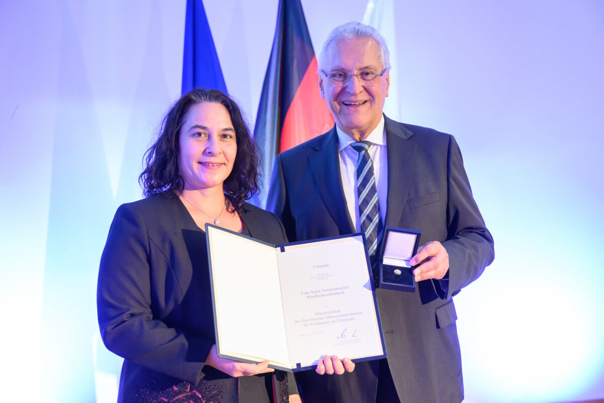 Ehrenzeichen für zwei Ehrenamtliche in Windischeschenbach