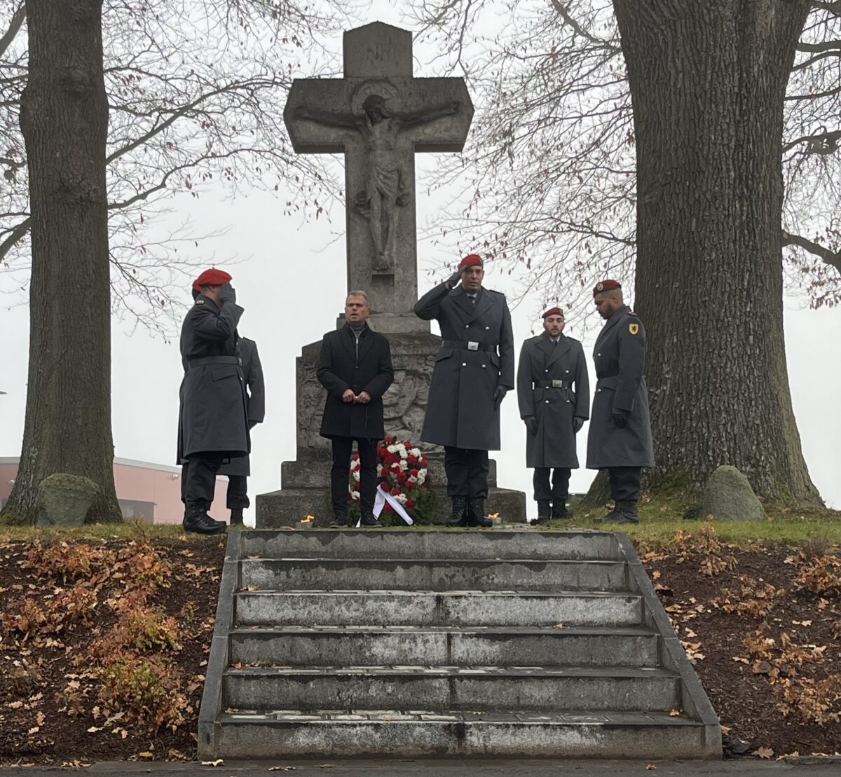 Volkstrauertag: Würdiges Gedenken in Windischeschenbach, Neuhaus und Bernstein