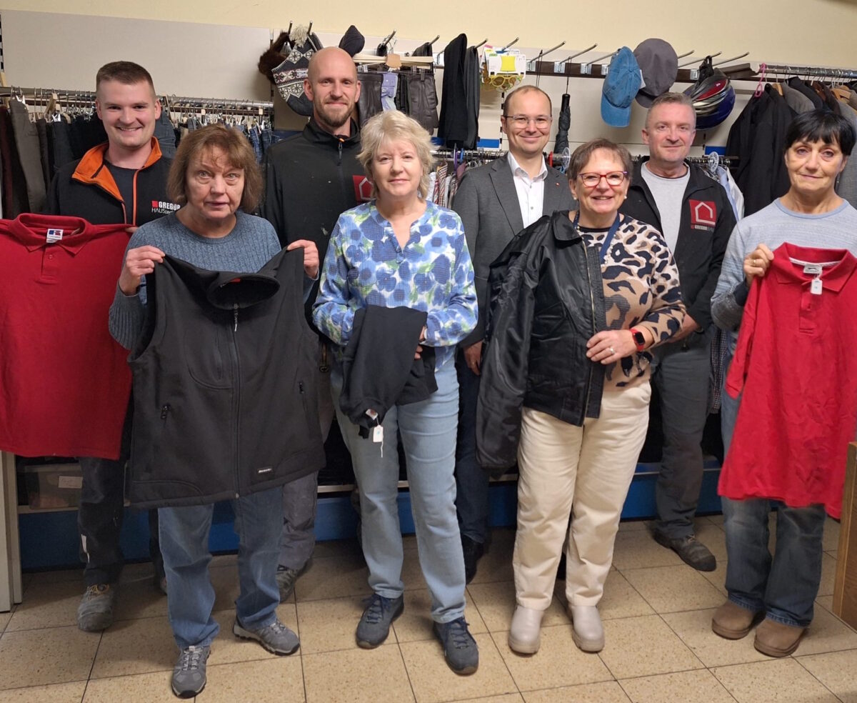 Gregor Bau spendet für Caritas Kleiderkammer.jpg