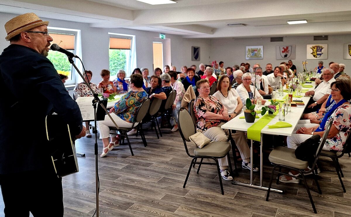 Hubert Treml mit musikalischer Adventslesung in Schirmitz