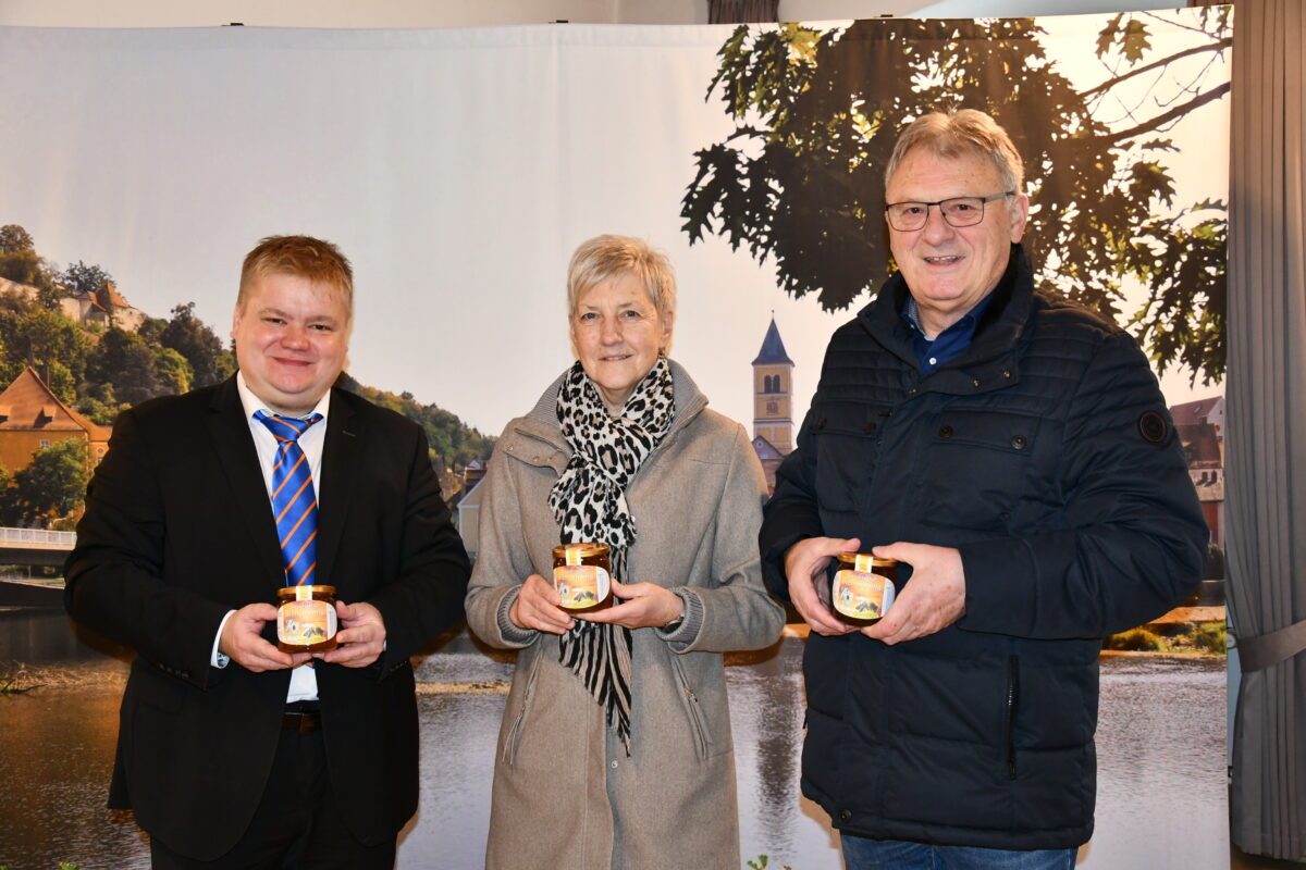 Imkerverein spendet 72 Honiggläser für Bedürftige in Burglengenfeld