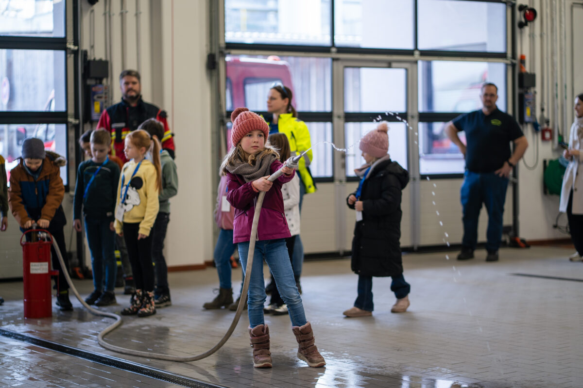Mitarbeiterkinder entdecken Glaswelt bei SCHOTT in Mitterteich
