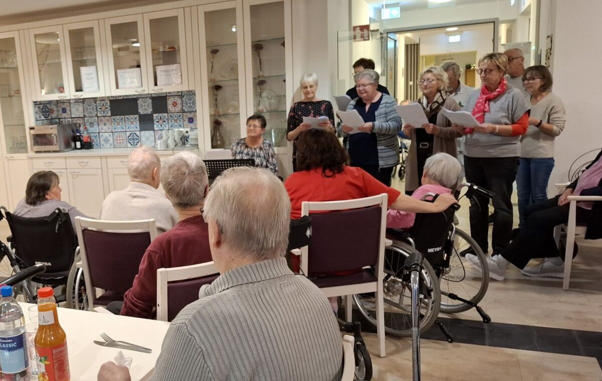 Kirchenchor begeistert in Eslarn Senioren mit Volksliedern