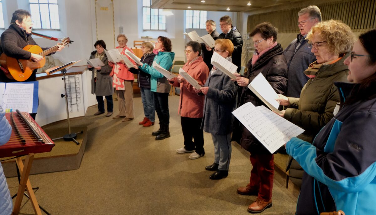 Kirchenchor und Hackbrett führen Bauernmesse in Floß auf