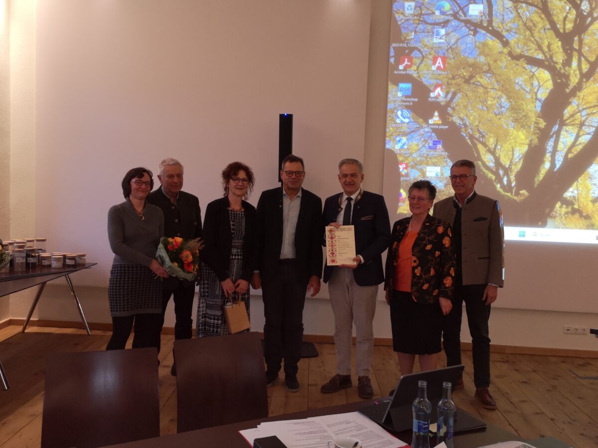 Kreisverband ernennt Harald Schlöger zum Ehrenmitglied in Tirschenreuth