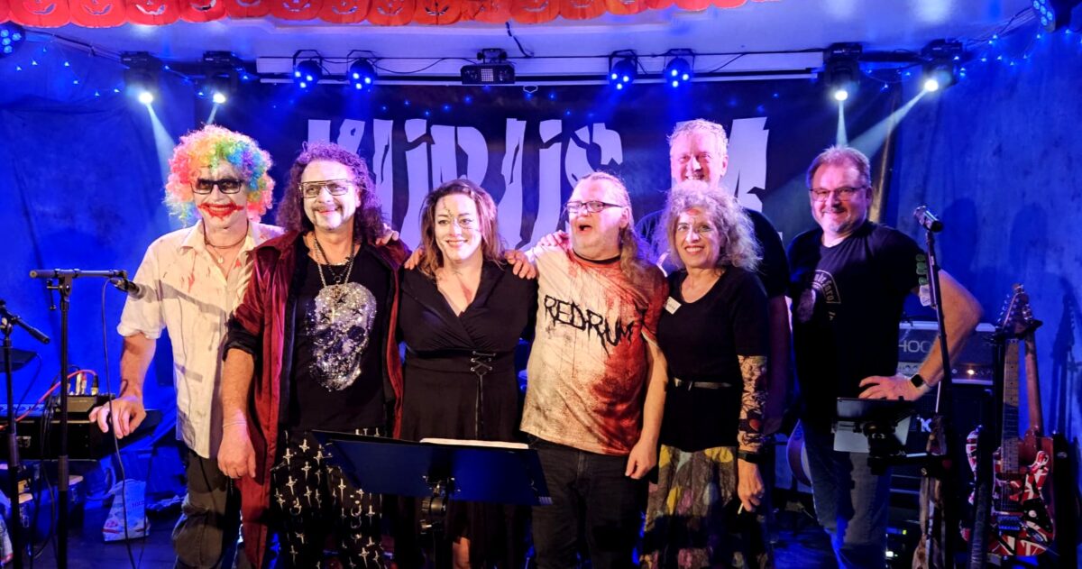 "Kubus M" rocken den "Kulturbahnhof des Grauens"