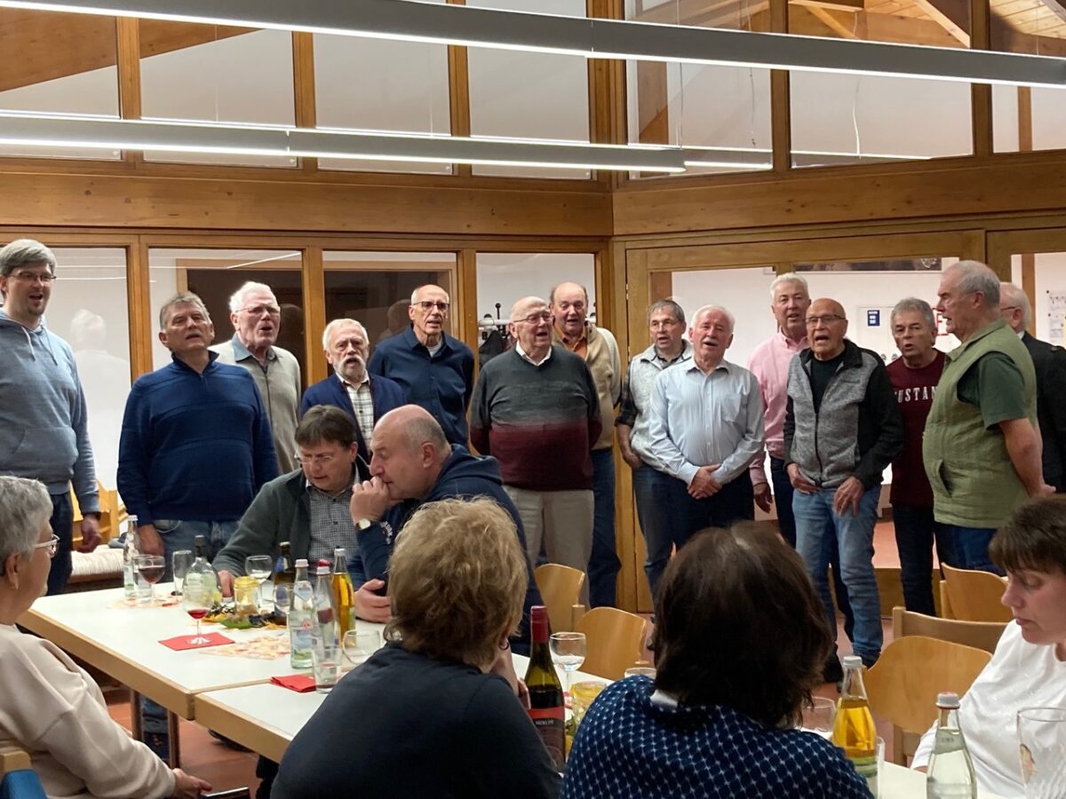 Liederkranz feiert in Leuchtenberg Weinabend und sucht Sänger