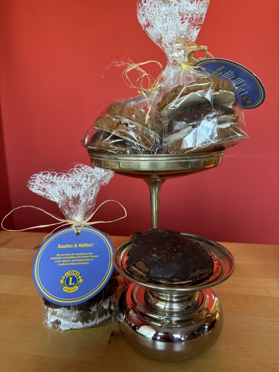 Lions verkaufen in Amberg Lebkuchen, Christbäume in Raigering