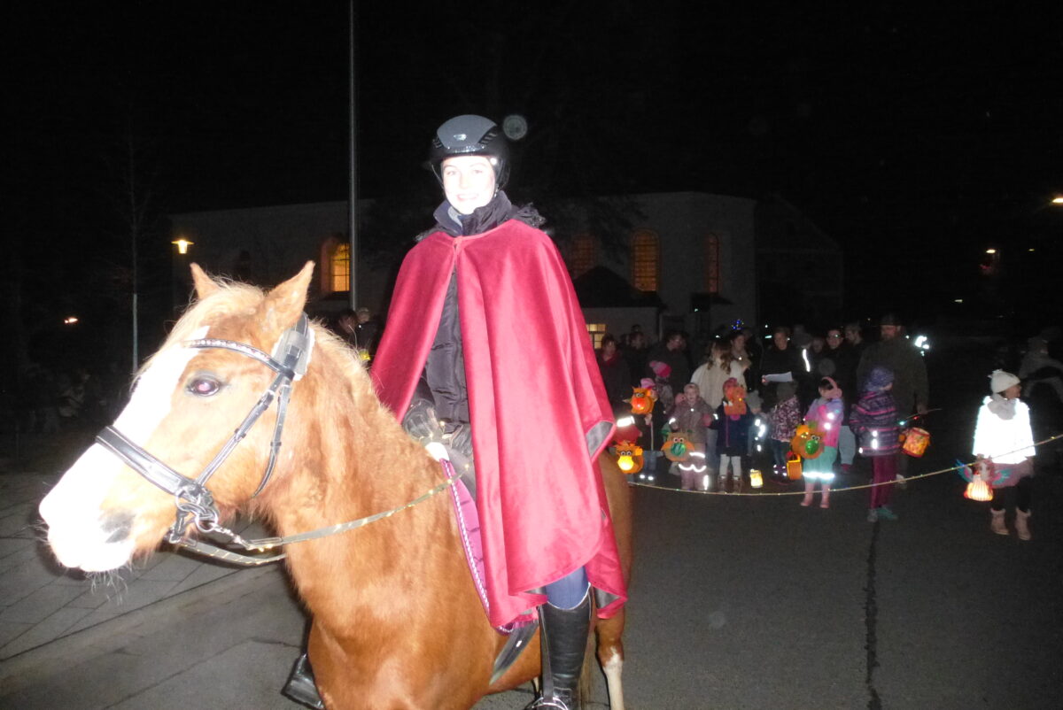 Martinsfest vereint Familien beim Laternenumzug